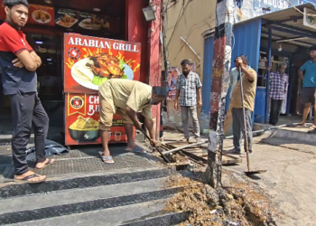 மழைநீர் கால்வாயில் கழிவு நீரை விட்ட தனியார் உணவகத்திற்கு ஆவடி மாநகராட்சி சுகாதாரத் துறை அதிகாரிகள் 5000 ரூபாய் அபராதம்