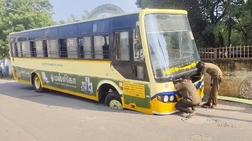 திருவாரூரில் ரேஷன் கடையில் வாங்கிய கோதுமையில் கலப்படம்